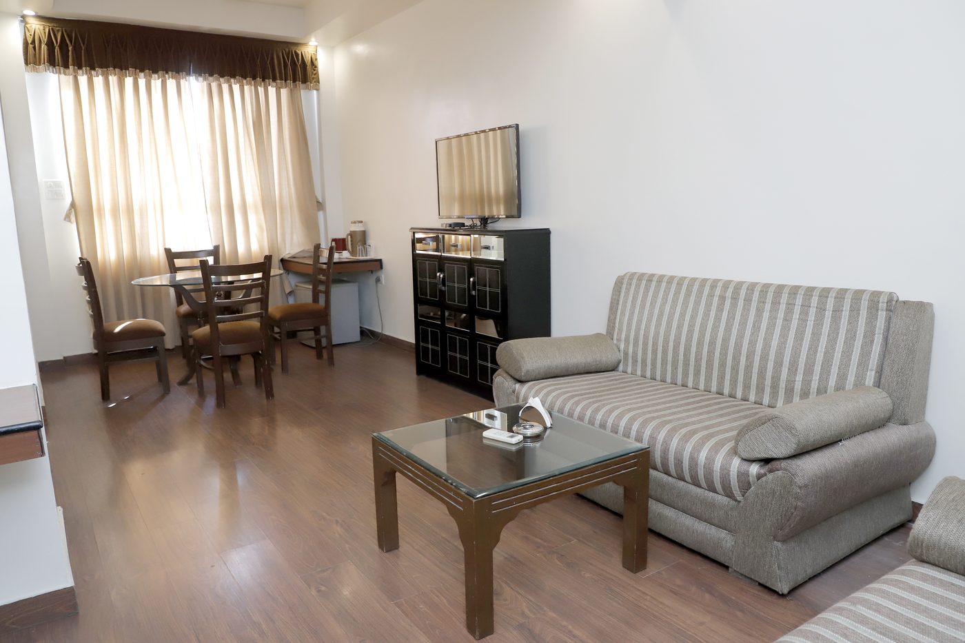 Suite Dining Area